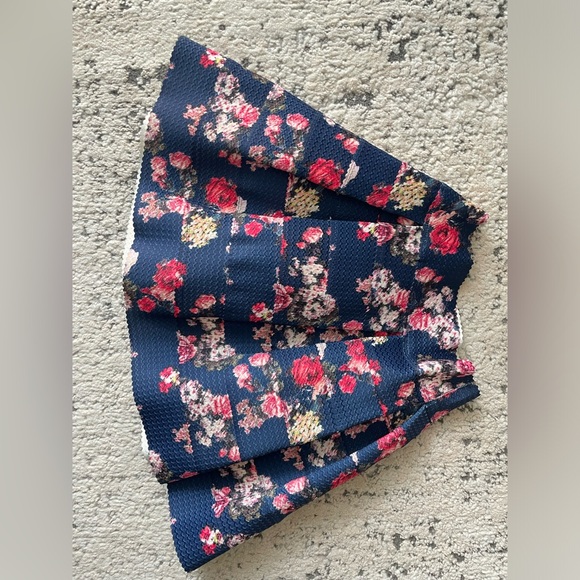 Pleated & flared blue skirt with flowers - Picture 1 of 3